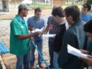 Montador Rodrigo auxiliando os alunos a separar os materiais necessários.