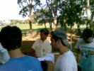 Mauro Takao, gerente de obras da Irrigaterra auxiliando os alunos na interpretação do projeto.