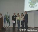 Renata  recebe das mãos do Presidente da SBEA Evandro Mantovani premiação pelo trabalho "Monitoramento da qualidade química da água para fins de irrigação no Córrego Três Barras, Marinópolis, SP". 