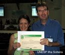 Renata e Professor Tangerino apresentando o certificado de premiação de inicicação científica na área de recursos hídricos.