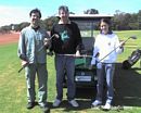 Professores Hélio Ricardo e Fernando  Tangerino e Renata exibindo a "ferramenta de trabalho"  no campo de Golf.