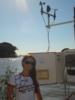 Larissa, estagiária da Área de Hidráulica e Irrigação UNESP Ilha Solteira ao lado da estação agroclimatológica
