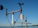 Sensores da estação agroclimatológica indicando a posição e a velocidade do vento.