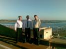 Jener Fernando do IAC, Demétrius David da UFV e  Fernando Tangerino sobre a Usina Hidrelétrica de Ilha Solteira, tendo ilha fluvial chamada de Ilha Solteira ao fundo.